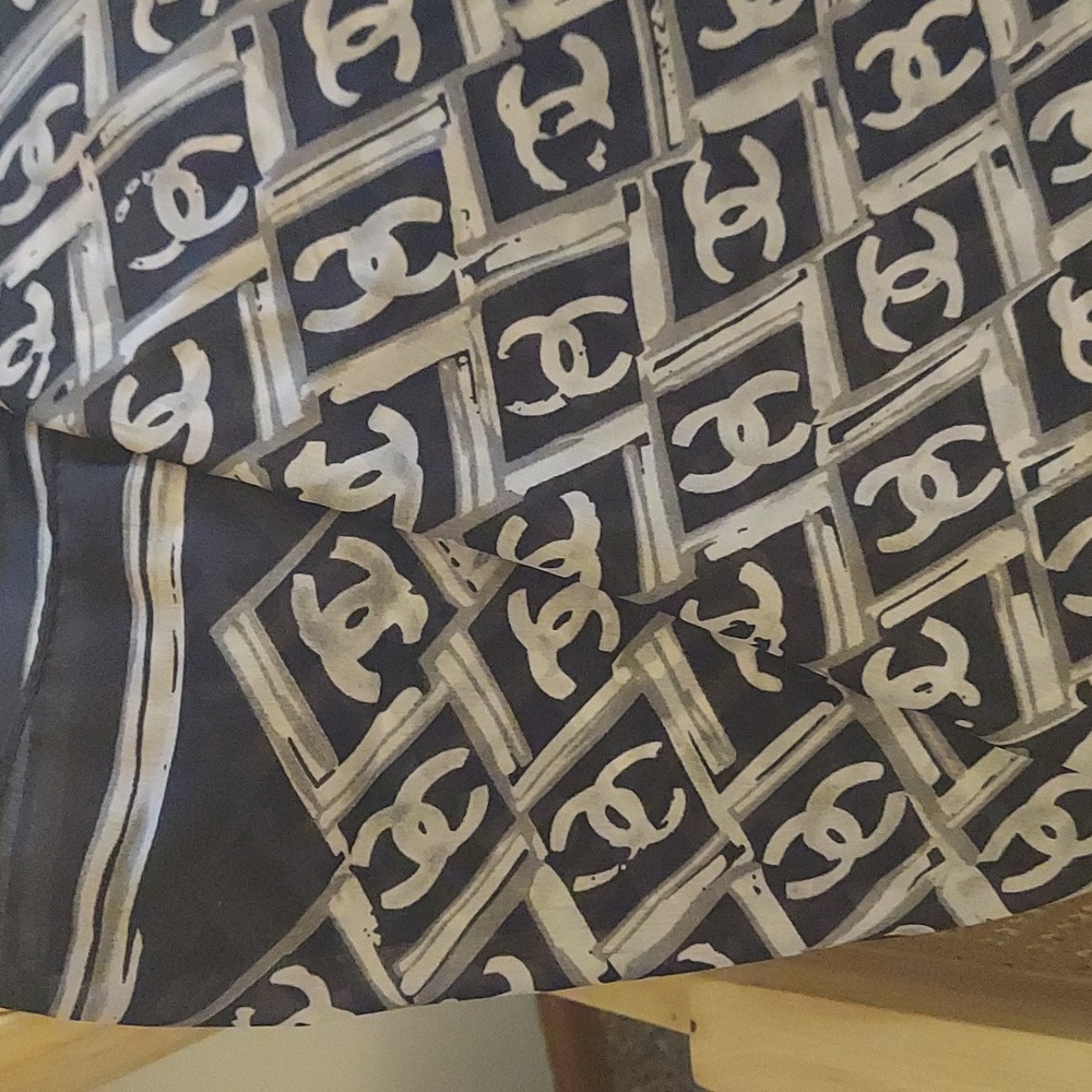 CHANEL Black and Gray Scarf - Picture 4 of 5